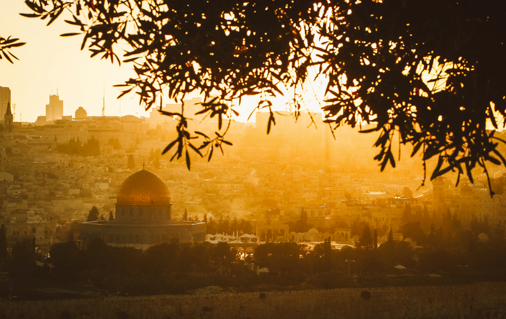 © nayefhammouri - stock.adobe.com - Felsendom mit Olivenbäumen und den Mauern von Jerusalem