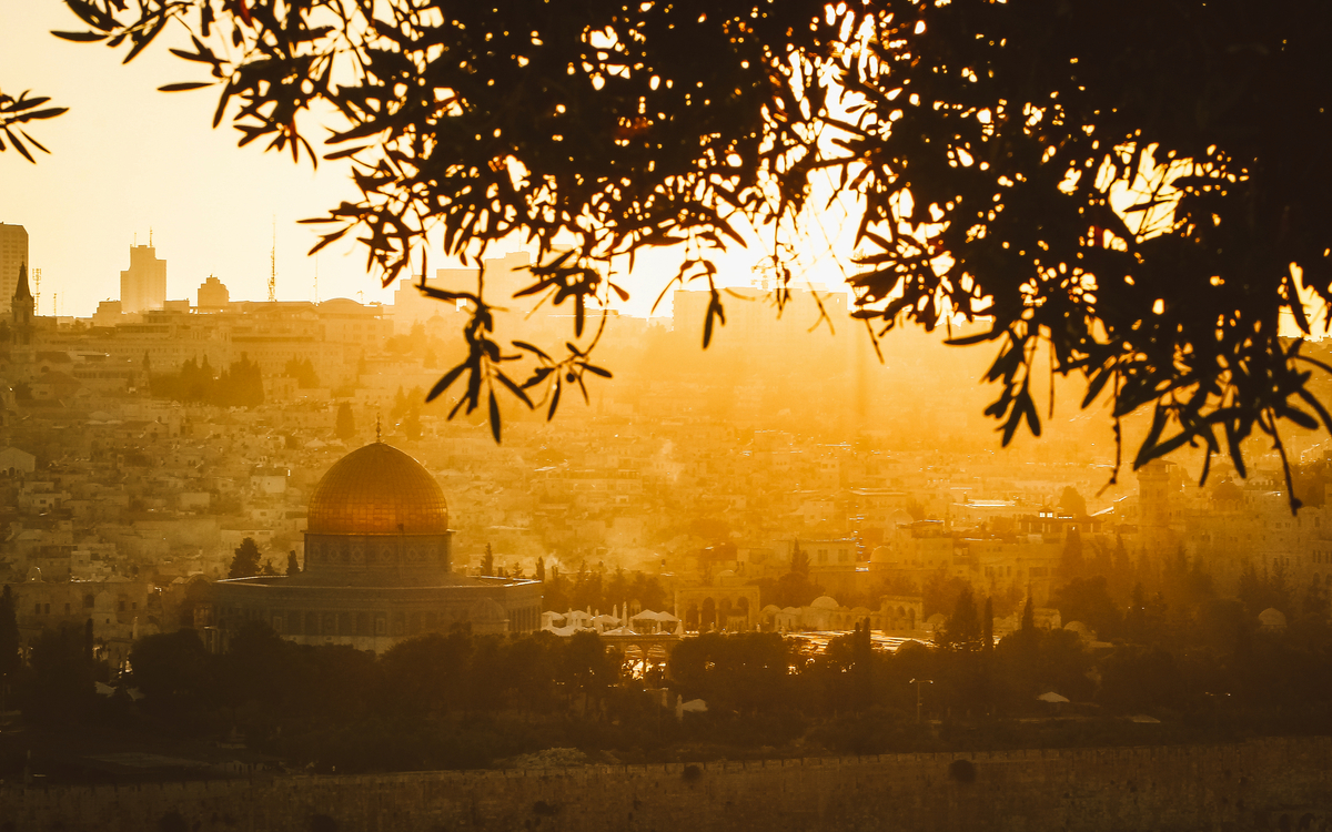 Felsendom mit Olivenbäumen und den Mauern von Jerusalem - © nayefhammouri - stock.adobe.com