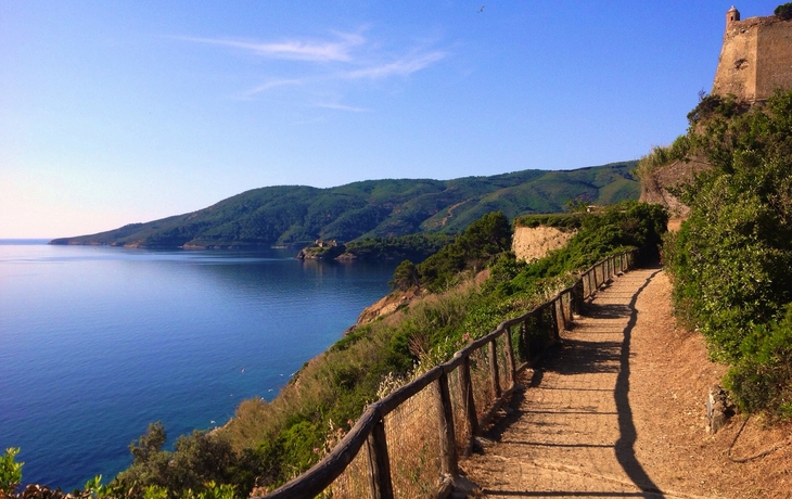 Wanderweg in Porto Azzurro - © luzicat - stock.adobe.com