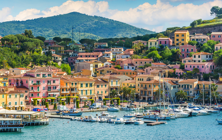 Hafen von Porto Azzurro auf der Insel Elba in der Toskana, Italien