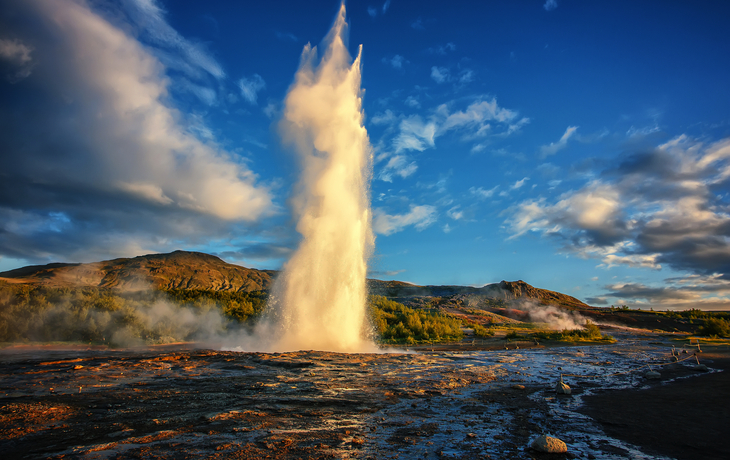 Ausbruch des Strokkur-Geysirs in Island bei Sonnenuntergang - © jenyateua - stock.adobe.com