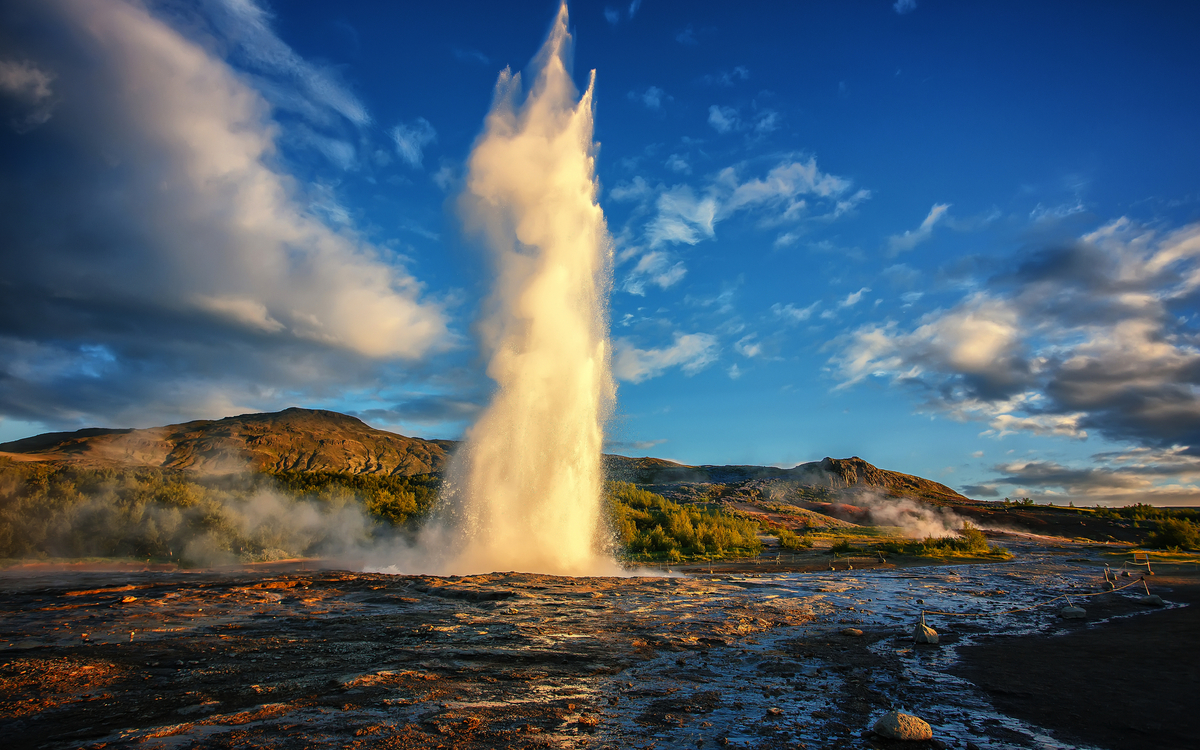 Ausbruch des Strokkur-Geysirs in Island bei Sonnenuntergang - © jenyateua - stock.adobe.com