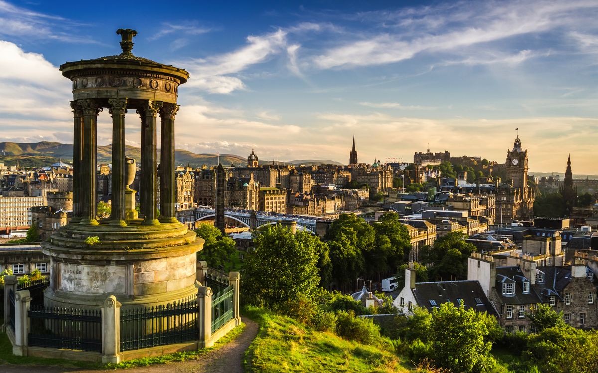 Calton Hill in Edinburgh, Vereinigtes Königreich - © shaiith - stock.adobe.com