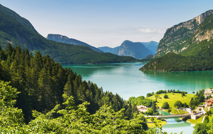 Lago di Molveno,gewählt schönsten See Italiens. - © isaac74 - Fotolia