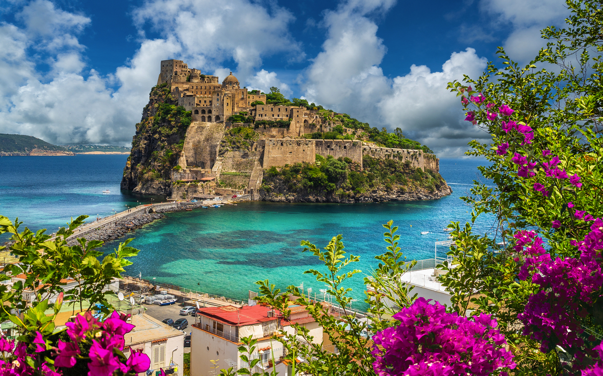 Landschaft mit Castello Aragonese auf der Insel Ischia - © Balate Dorin - stock.adobe.com