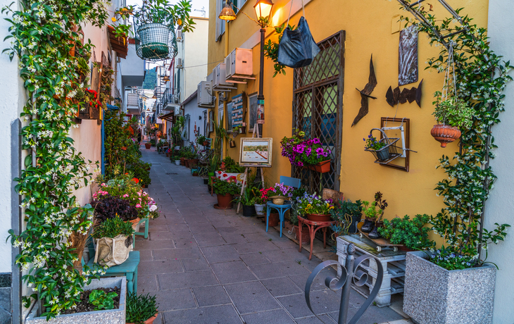 Bunte Straße auf Ischia, Italien - © Alina - stock.adobe.com