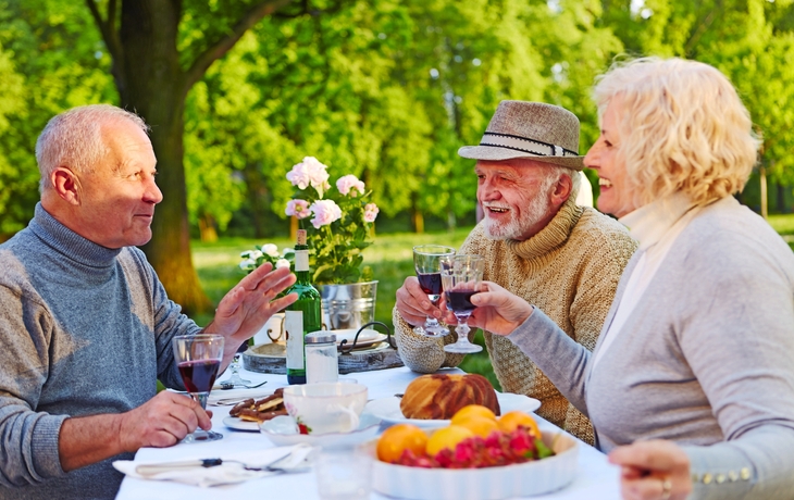 Alte Freunde beim Kaffeetrinken im Garten - © Robert Kneschke - Fotolia