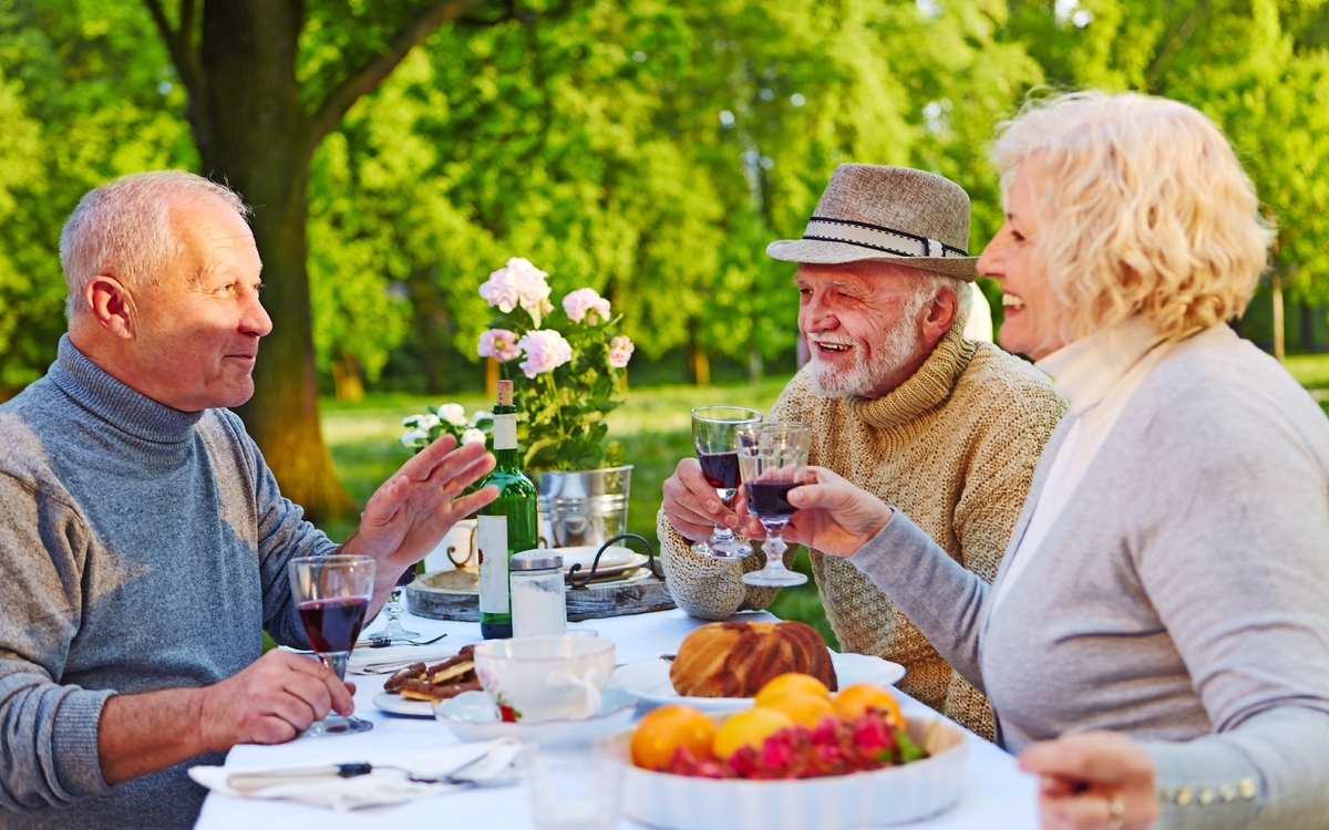 Alte Freunde beim Kaffeetrinken im Garten - © Robert Kneschke - Fotolia