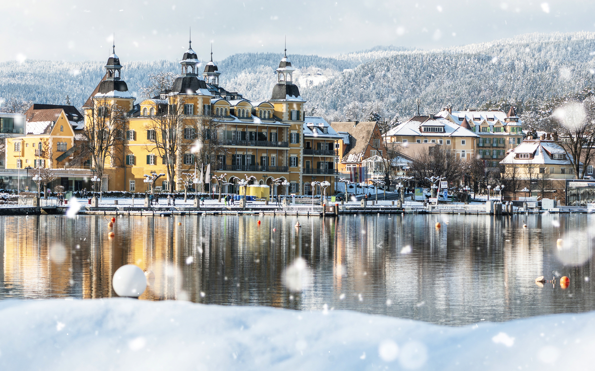 winterliches Schlosshotel Velden - ©Sonja Birkelbach - stock.adobe.com