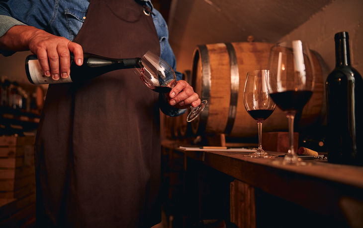 Rotwein vom zertifizierten Winzer im Weingut - © Viacheslav Yakobchuk - stock.adobe.com