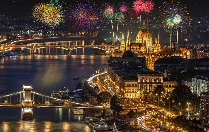 Feuerwerk über dem Burgberg in Budapest