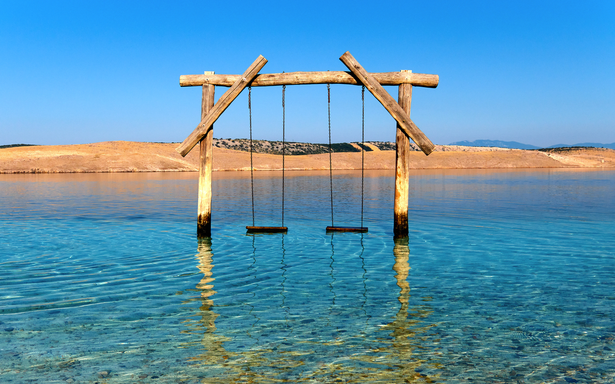 Meeresschaukel am Strand Lucica in Jadranovo - © tilialucida - stock.adobe.com
