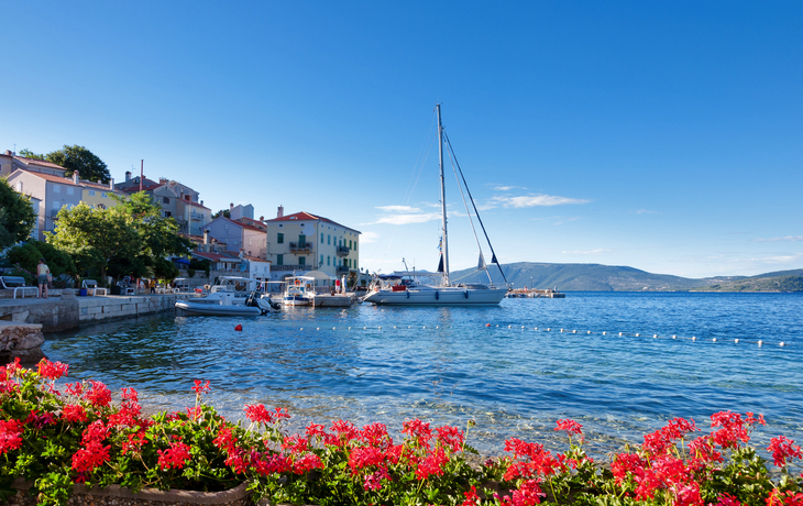 Valun port town and coast in Croatia - © Pablo Debat - stock.adobe.com