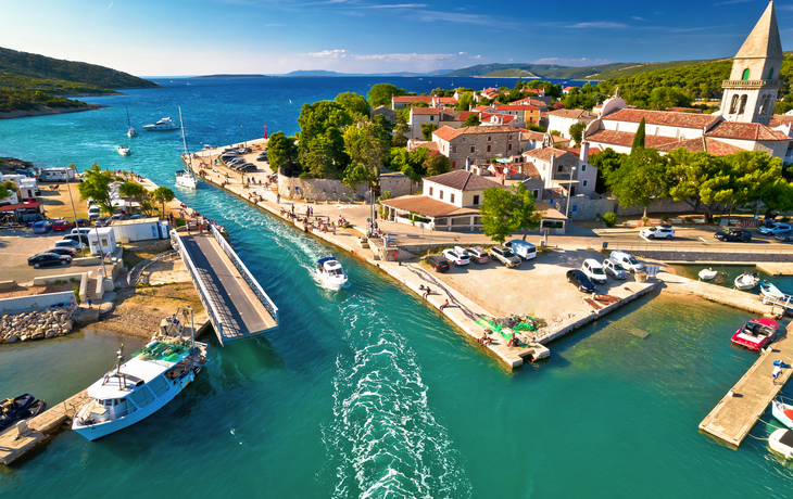 Osor am Kanal Kavada, der die Nordinsel Cres von der Südinsel Lošinj trennt - © xbrchx - stock.adobe.com