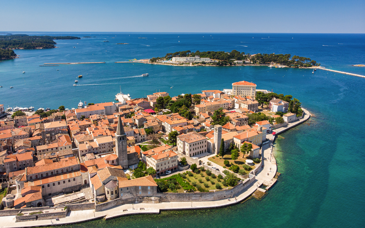 Luftaufnahme der alten Stadt von Porec in Kroatien - © PawelUchorczak - stock.adobe.com