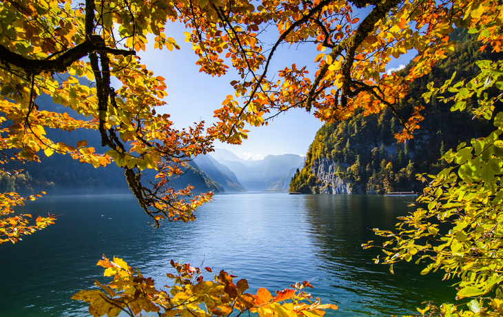 © auergraphics - stock.adobe.com - Königssee mit Touristenbooten im Herbst