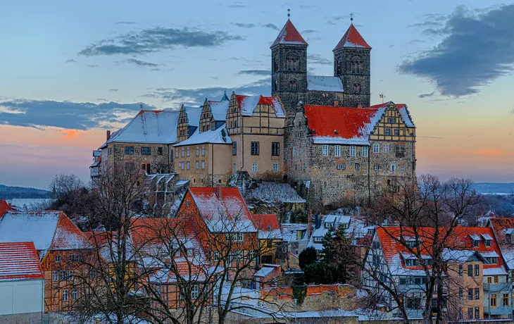 © dk-fotowelt - stock.adobe.com - Schloss in Quedlinburg im Winter
