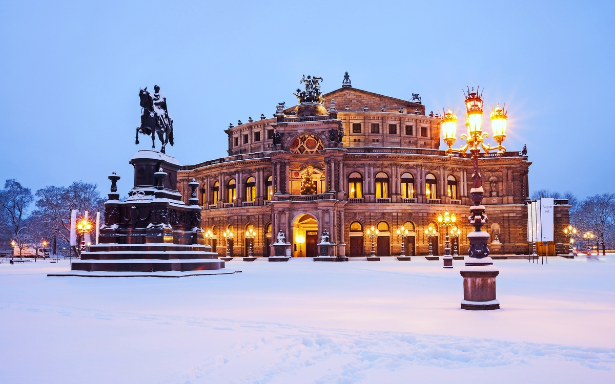 Semperoper im Winter in Dresden, Deutschland - © Alexander Erdbeer - Fotolia