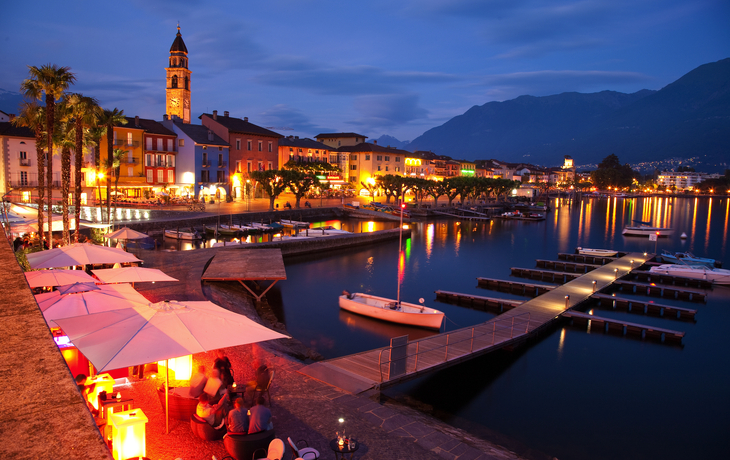 © Foto Zihlmann - stock.adobe.com - Ascona bei Nacht