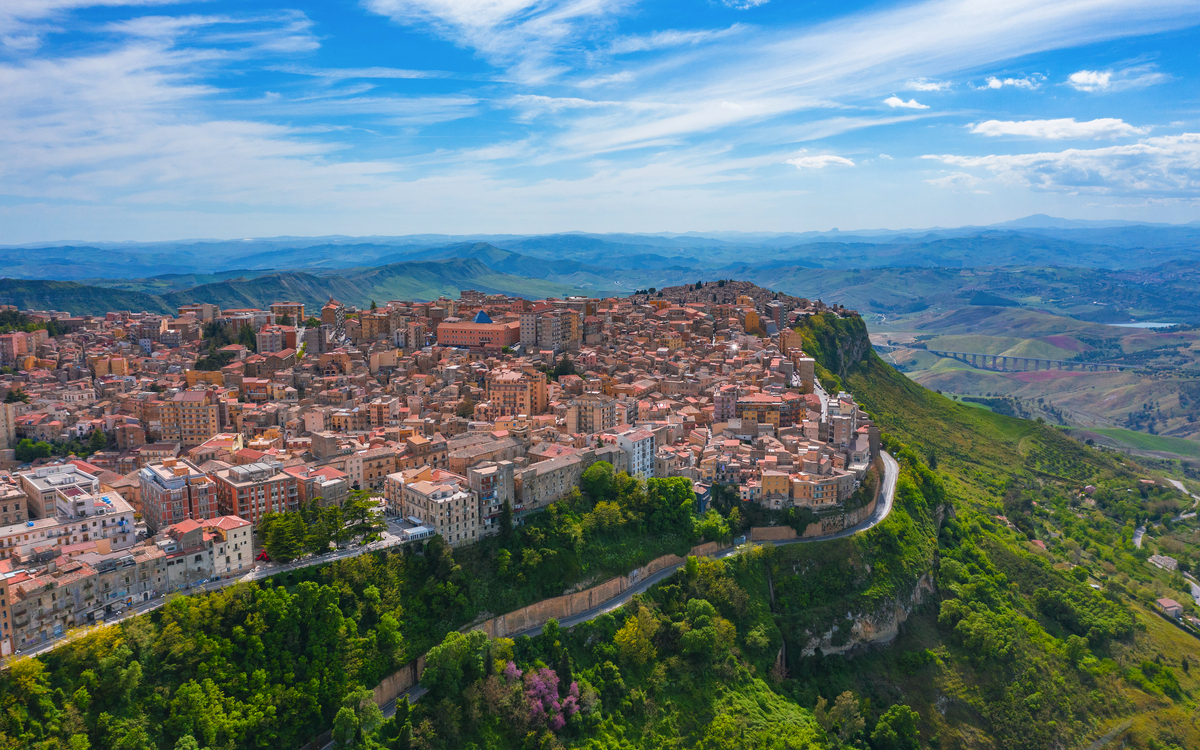 © aapsky/Shutterstock