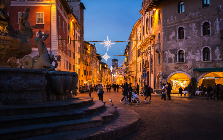 © lorenza62 - stock.adobe.com - Weihnachten in Trient, Altstadt mit Weihnachtsbeleuchtung