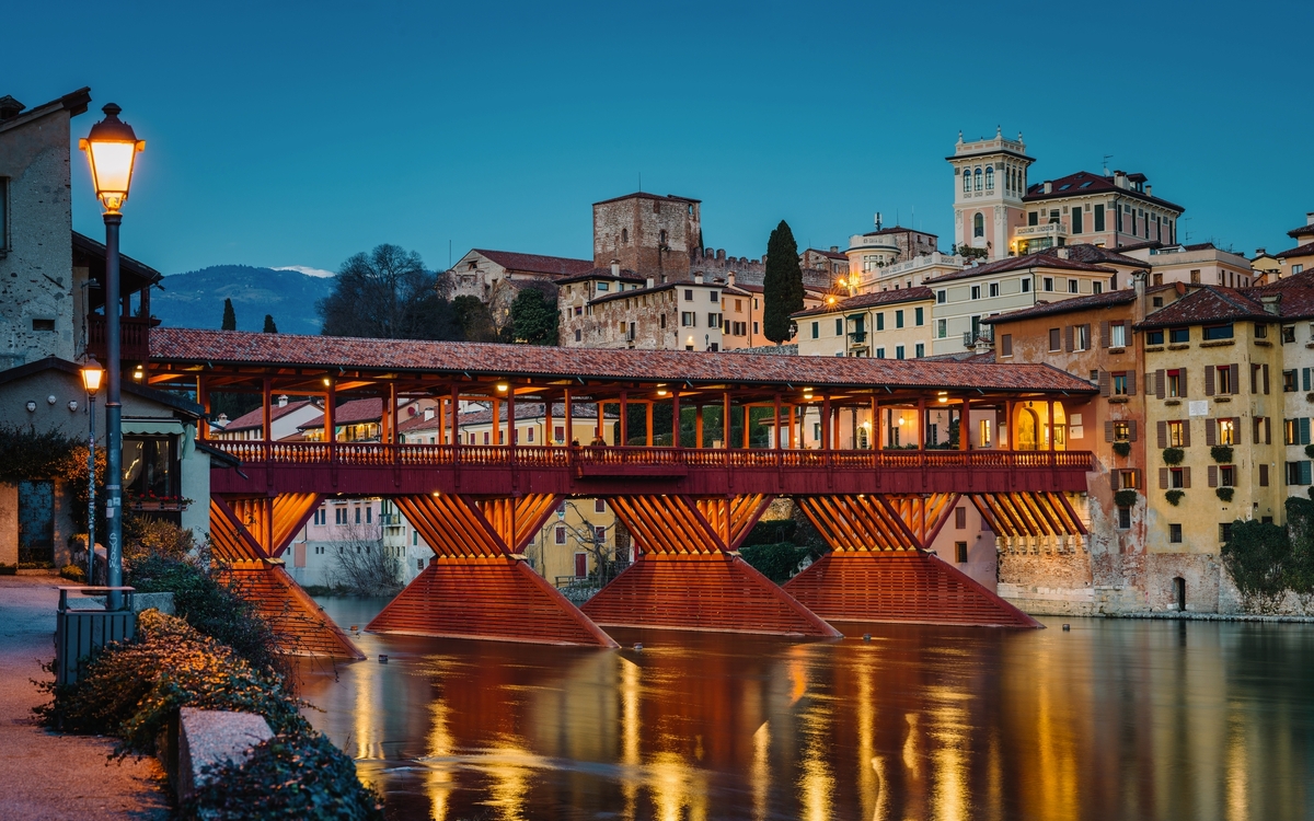 © Claudio Stocco/Shutterstock