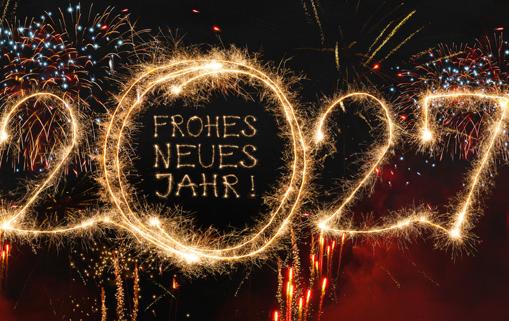 2027 mit leuchtenden Wunderkerzen – Funkelndes Highlight für Neujahrsfeiern, Silvesterpartys und festliche Anlässe - © Corri Seizinger - stock.adobe.com