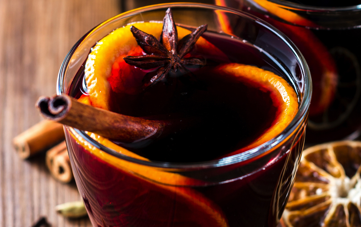 Weihnachtsglühwein mit Orangen und Gewürzen auf hölzernem Hintergrund - ©nesavinov - stock.adobe.com