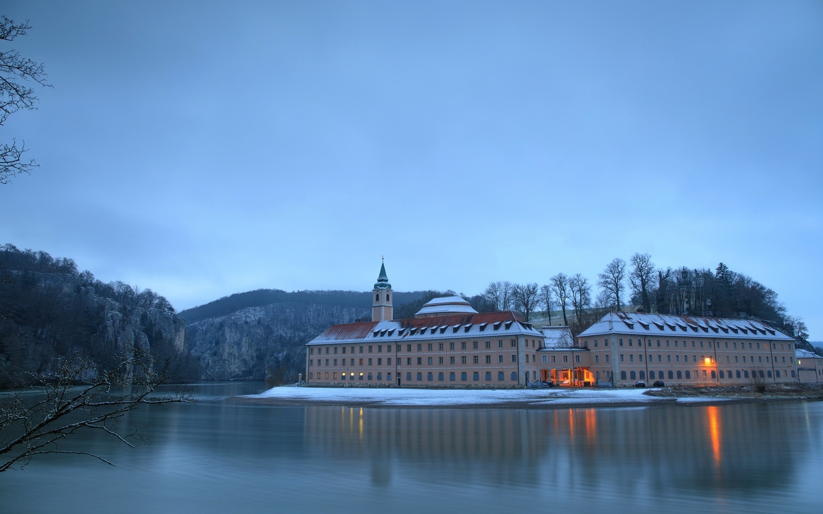 Kloster Weltenburg mit Donauspiegelung im Winter - © Wirestock Creators - stock.adobe.com