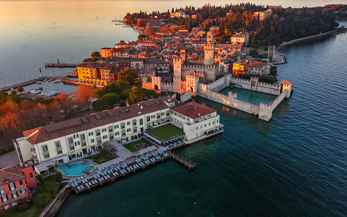 winterliches Sirmione - © Artur - stock.adobe.com