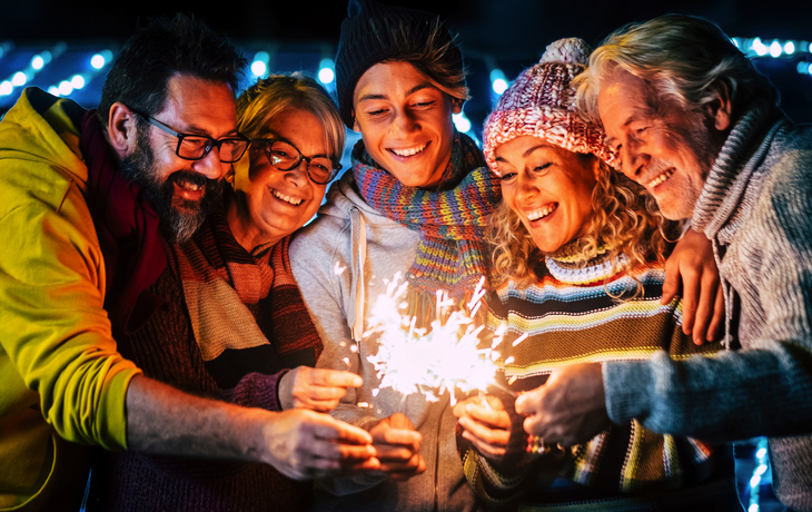 © simona - stock.adobe.com - Familie feiert gemeinsam den Silvesterabend