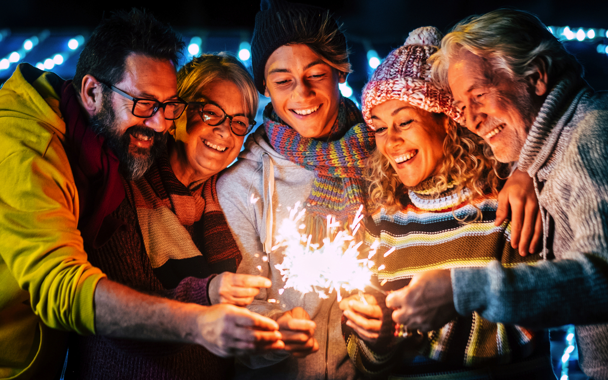 Familie feiert gemeinsam den Silvesterabend - © simona - stock.adobe.com