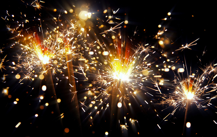 brennende Wunderkerzen an Silvester - © refresh(PIX) - stock.adobe.com