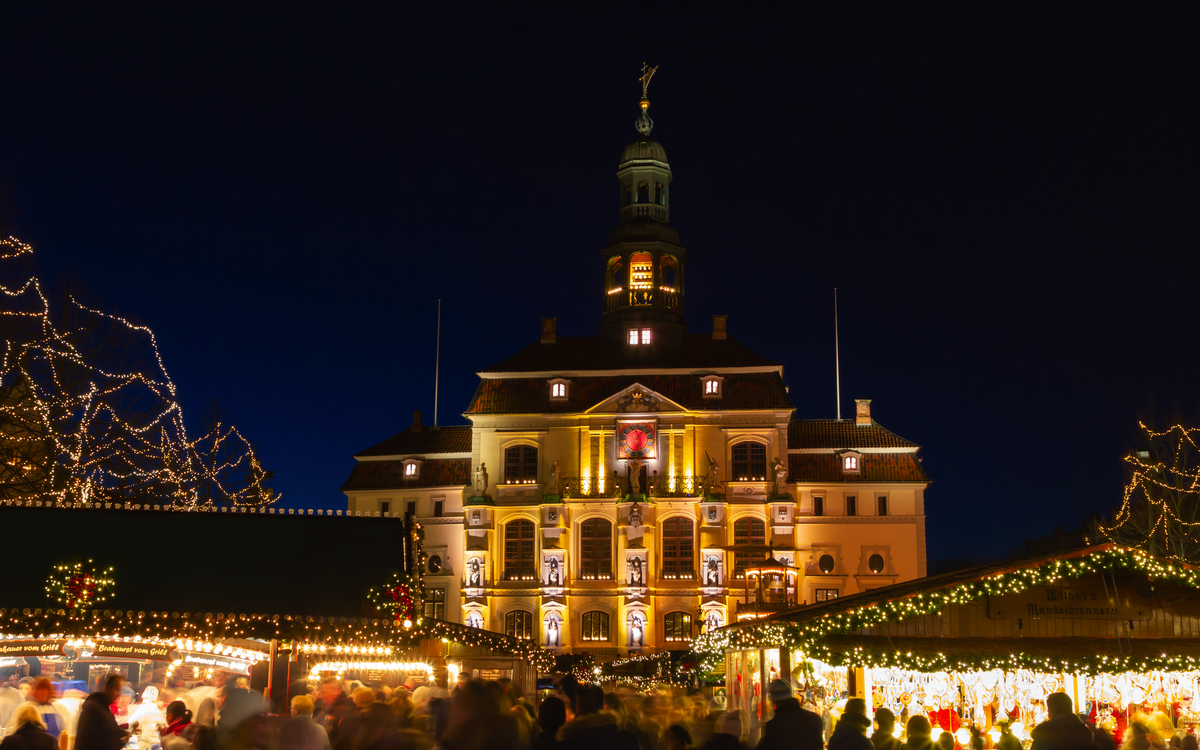 Weihnachtsmarkt vor dem historischen Rathaus von Lüneburg - © Olaf Simon - stock.adobe.com