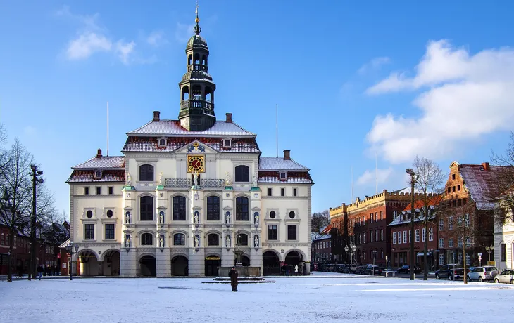 Rathaus Platz Lüneburg im Winter entzerrt sonnig