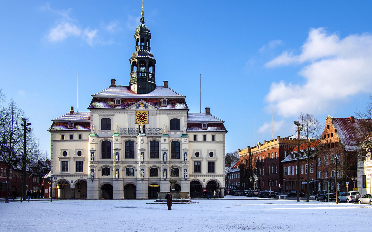 Rathaus Platz Lüneburg im Winter entzerrt sonnig - © Carl-Jürgen Bautsch - stock.adobe.com