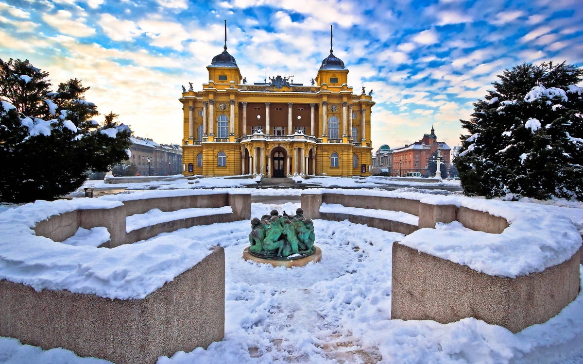 Nationaltheater in Zagreb im Winter, Kroatien - © xbrchx - stock.adobe.com