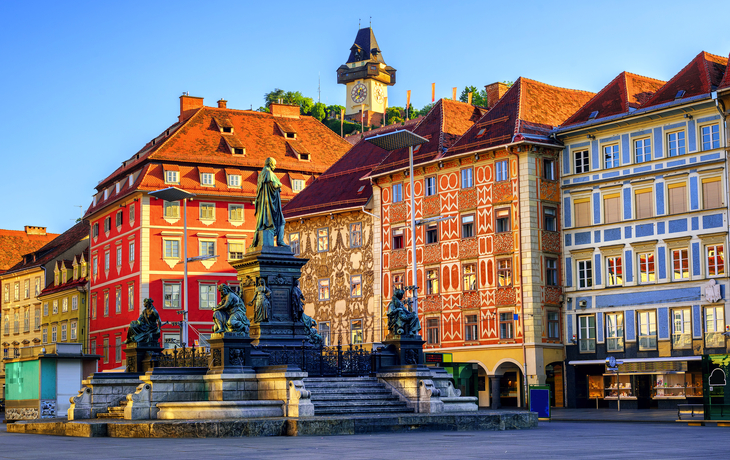 Zentraler Platz in der Grazer Altstadt - Boris Stroujko - stock.adobe.com