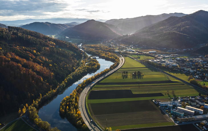 Luftaufnahme des Flusses Mur bei Graz mit dem Wasserkraftwerk in Peggau-Deutschfeistritz - © Photofex - stock.adobe.com