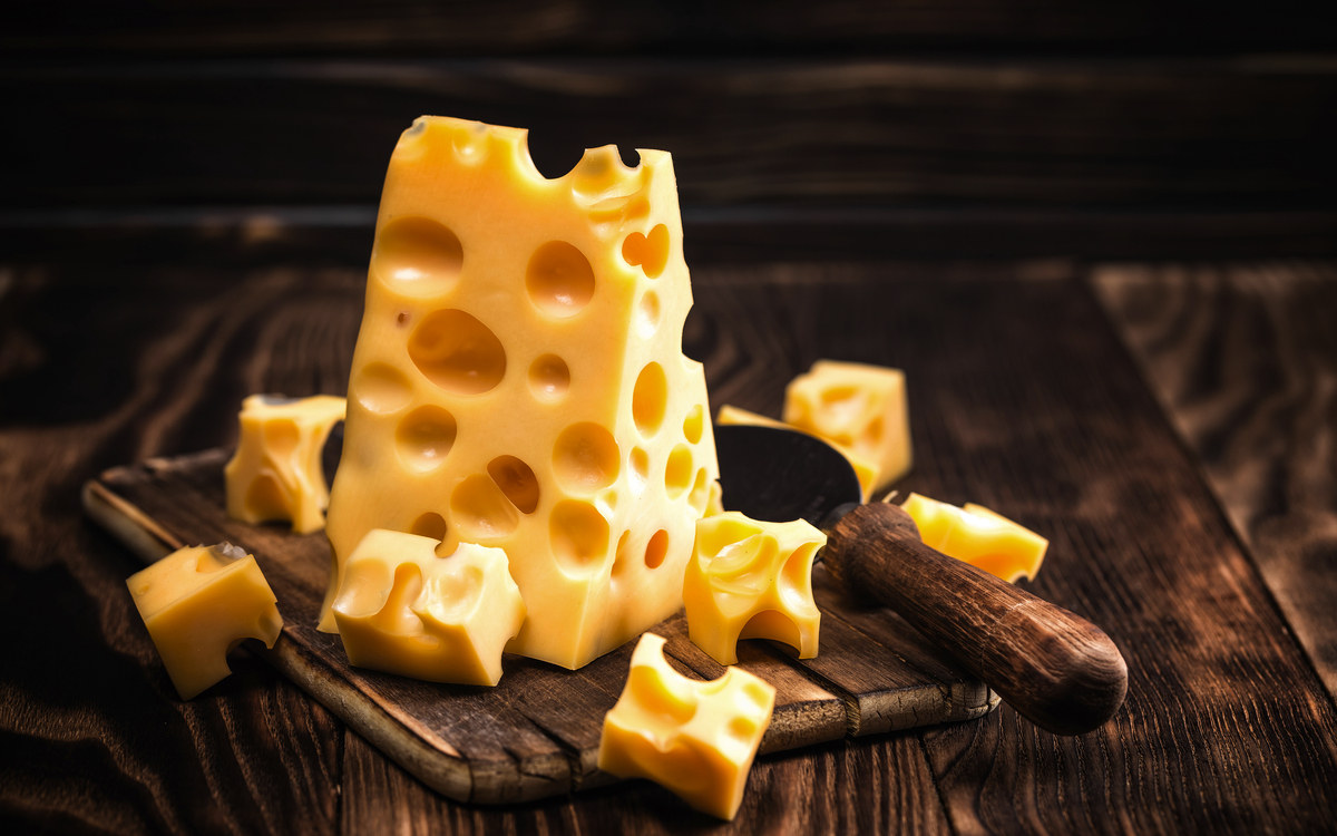 Emmentaler Käse - © Sunny Forest - stock.adobe.com