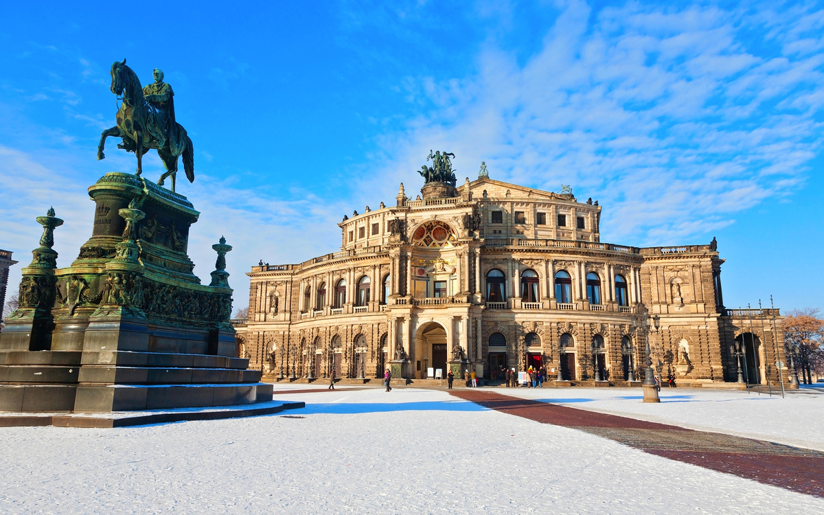 Dresdner Semperoper im Winter - © santosha57 - stock.adobe.com
