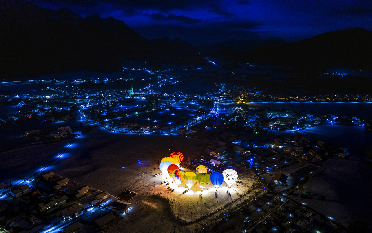 Ballonglühen im Winter - © jonas hoffmann/EyeEm - stock.adobe.com