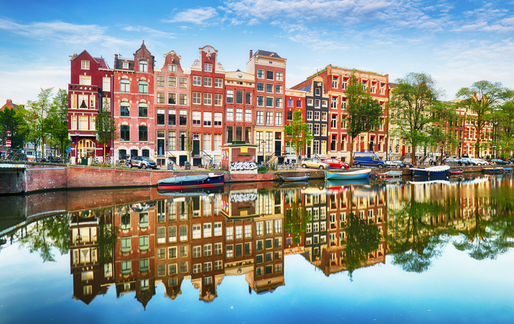 traditionelle holländische Häuser an den Kanälen in Amsterdam - © TTstudio - stock.adobe.com
