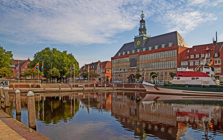Emden Rathaus Ratsdelft Ostfriesland - © nordenfan - stock.adobe.com