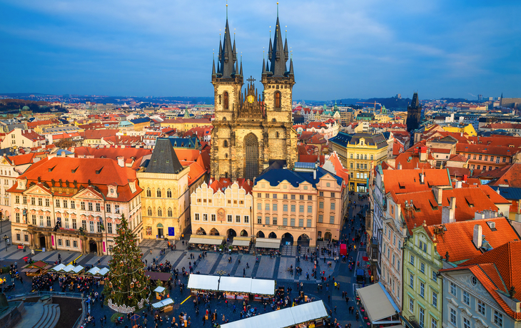 Luftaufnahme des Weihnachtsmarkts auf dem Altstädter Ring in Prag