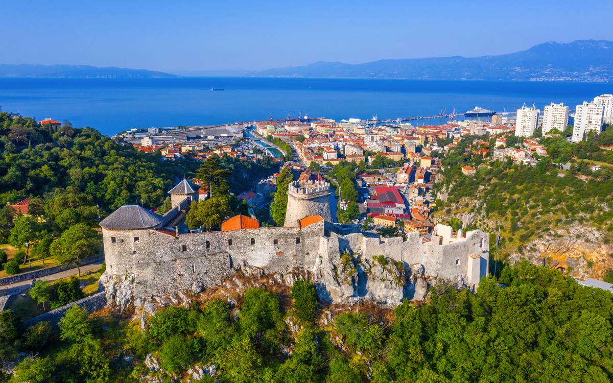 Luftaufnahme von Rijeka mit der Festung Trsat, Kroatien - © dudlajzov - stock.adobe.com