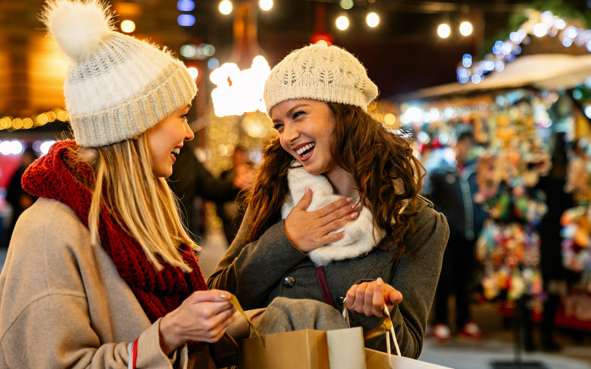 Weihnachtsshopping - © NDABCREATIVITY - stock.adobe.com