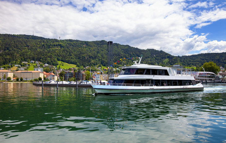 Rundfahrtschiff im Hafen von Bregenz am Bodensee