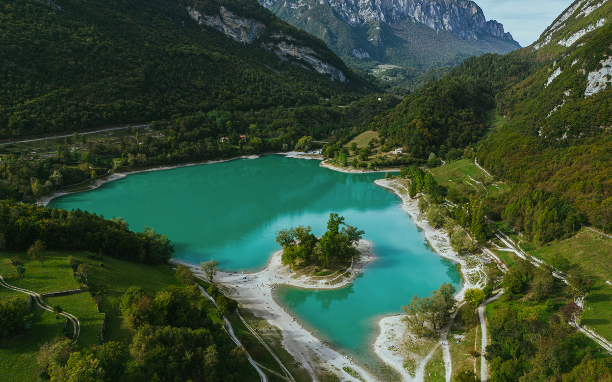 Lago di Tenno im Trentino nahe des Gardasees, Italien - © Lukasz - stock.adobe.com