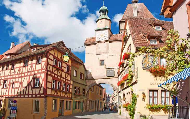 Gasse vor dem Röderbogen in Rothenburg - © mojolo - stock.adobe.com
